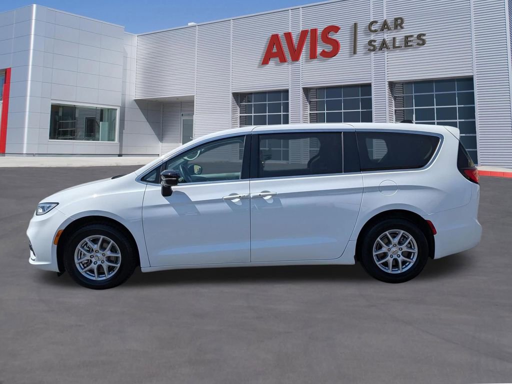 Used 2024 Chrysler Pacifica Touring-L image 10
