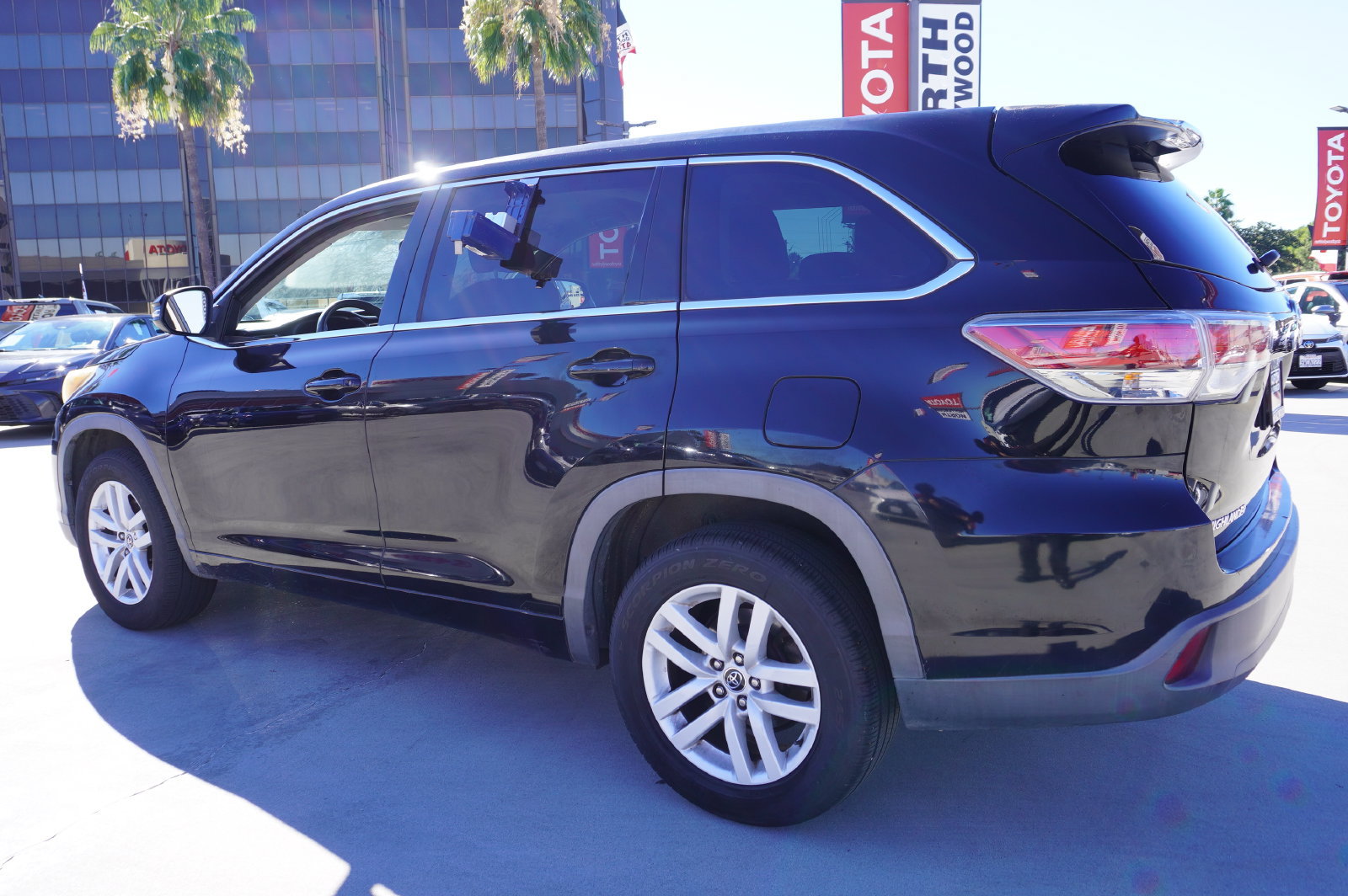Used 2016 Toyota Highlander LE FWD image 4