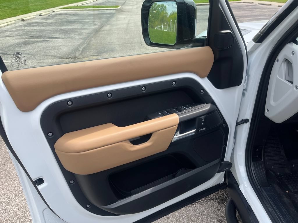 New 2026 Land Rover Defender 130 X-Dynamic SE AWD/4WD image 10