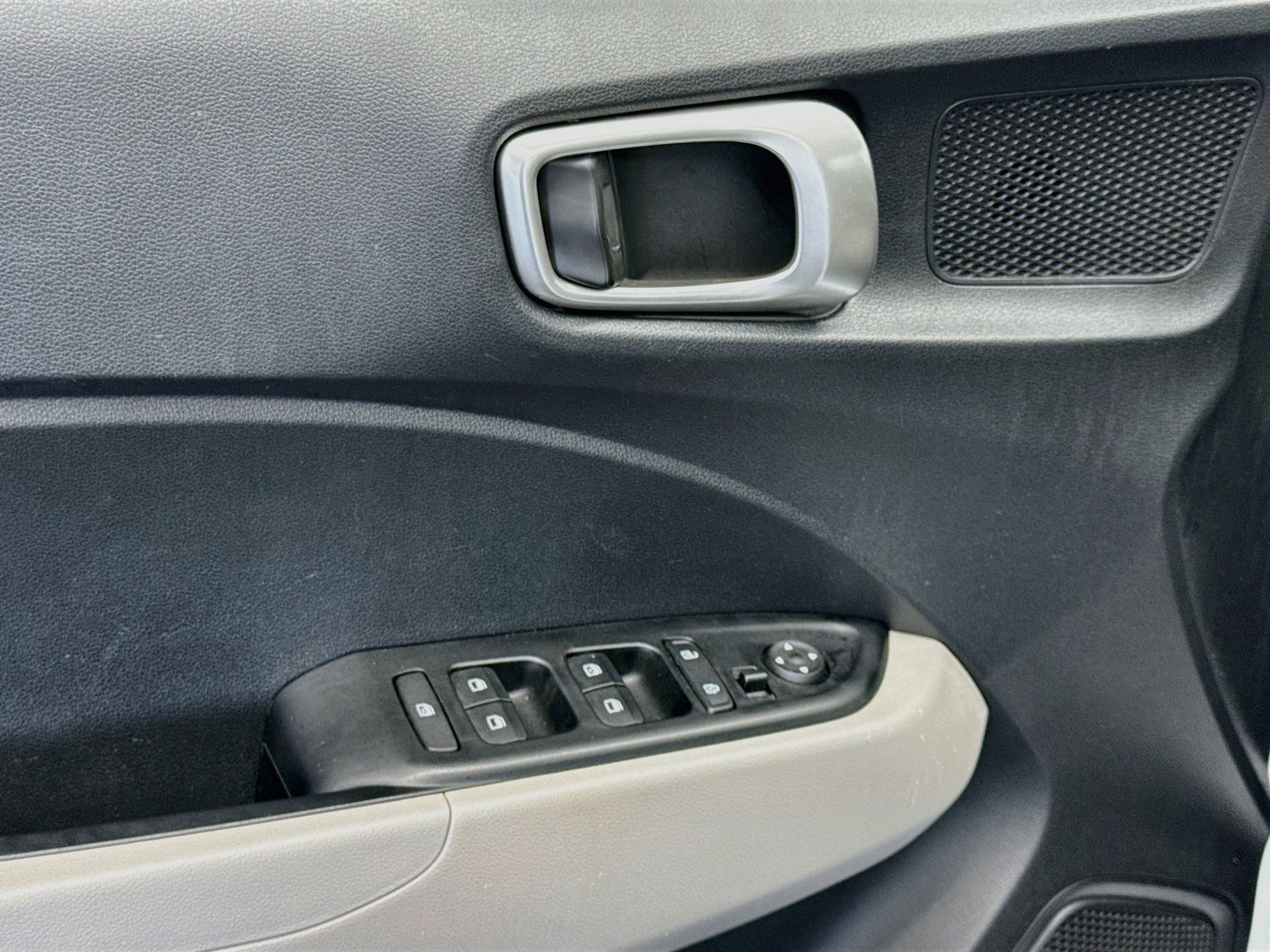 Used 2025 Hyundai Venue SEL FWD image 15