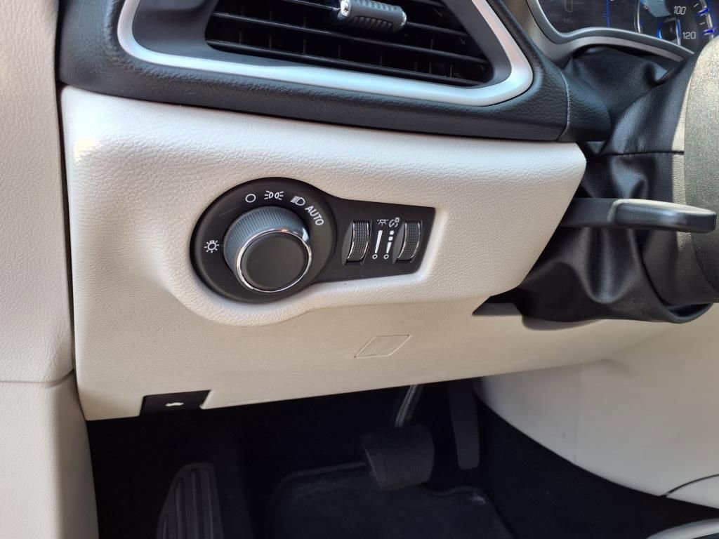 Used 2020 Chrysler Voyager LX image 13