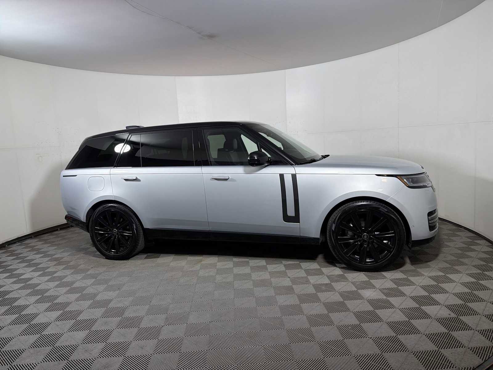 Used 2025 Land Rover Range Rover Long Wheelbase SE image 7