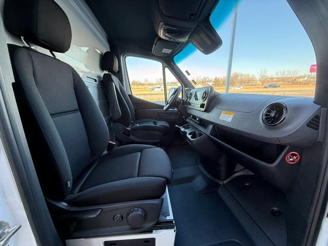 Used 2024 Mercedes-Benz Sprinter 4500 image 18