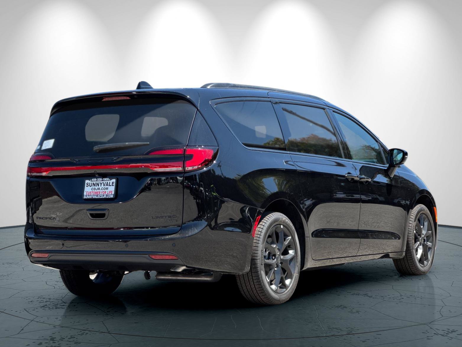 New 2027 Chrysler Pacifica Limited w/ Family Tech Group AWD/4WD image 4