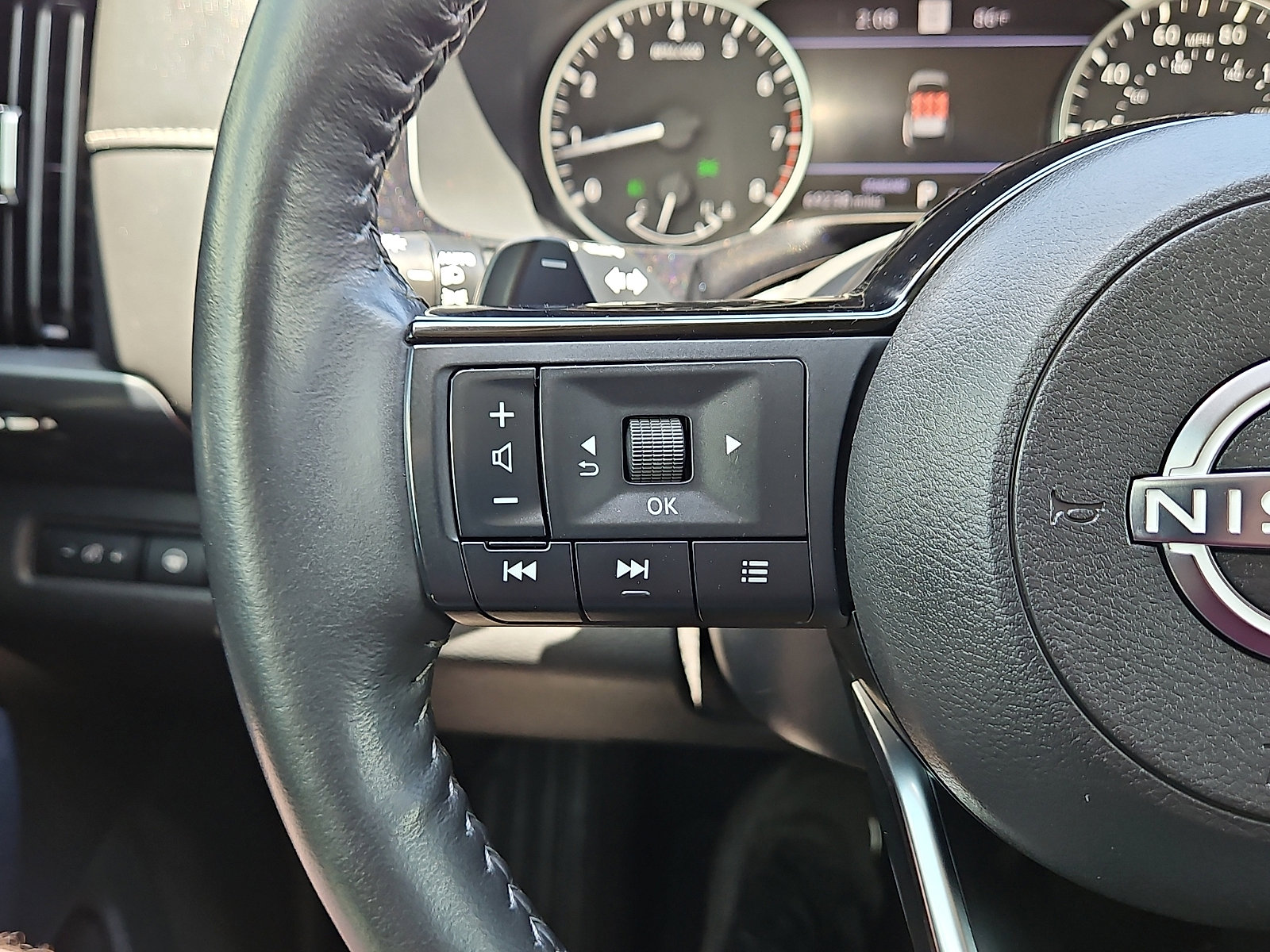 Used 2022 Nissan Pathfinder SL FWD image 16
