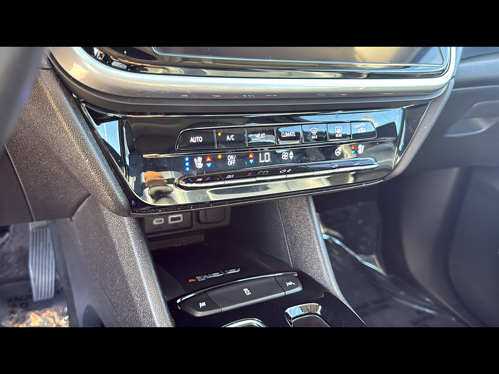 Used 2023 Chevrolet Bolt EUV Premier w/ Sun & Sound Package FWD image 31