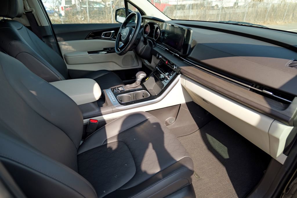 Used 2024 Kia Carnival EX image 35