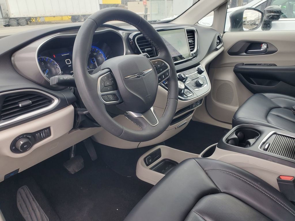 Used 2023 Chrysler Pacifica Touring-L image 19