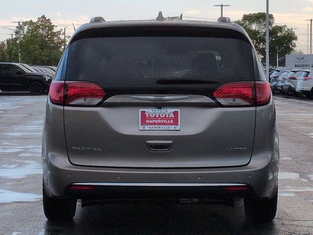 Used 2017 Chrysler Pacifica Limited FWD image 6