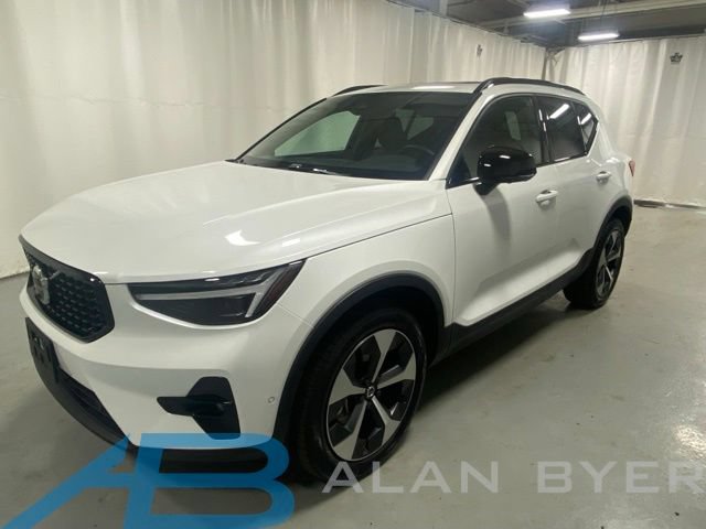 Used 2026 Volvo XC40 B5 Plus AWD/4WD image 1