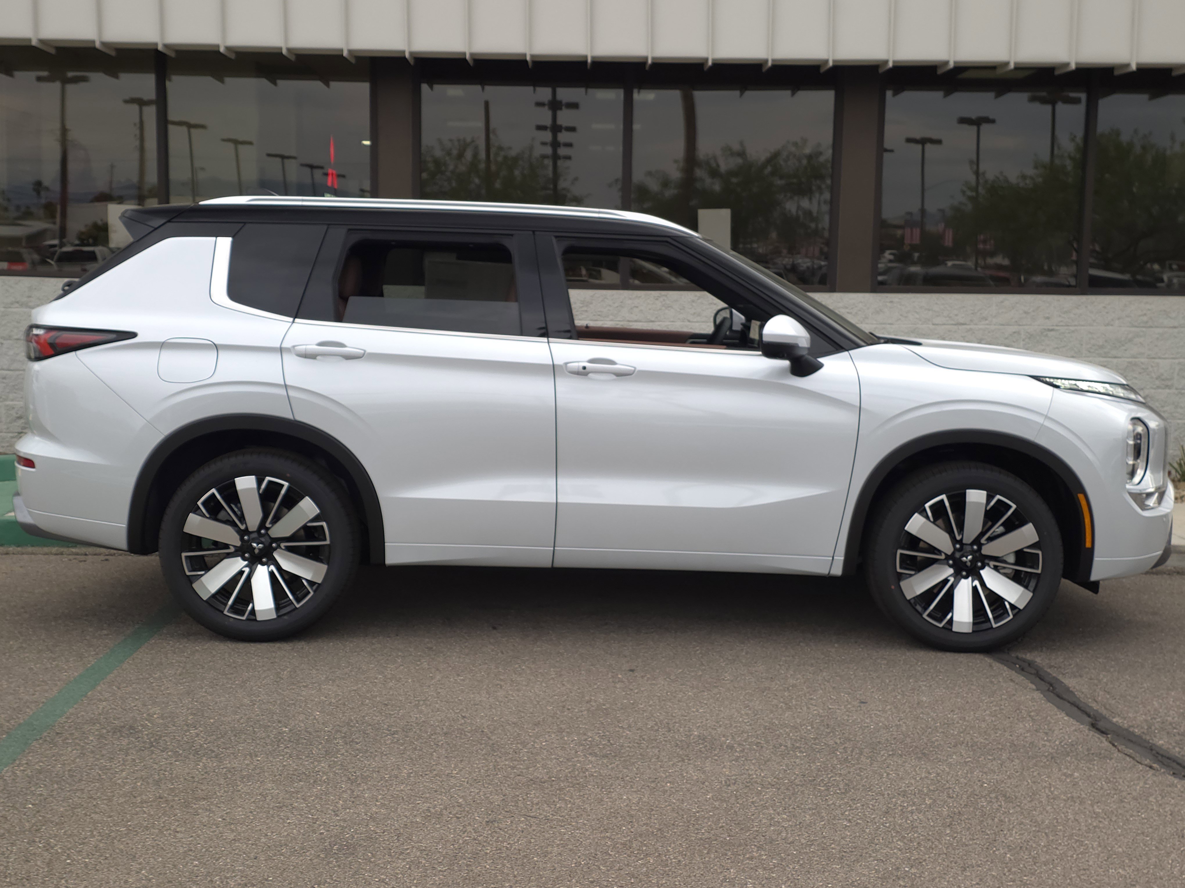 New 2025 Mitsubishi Outlander SEL image 6