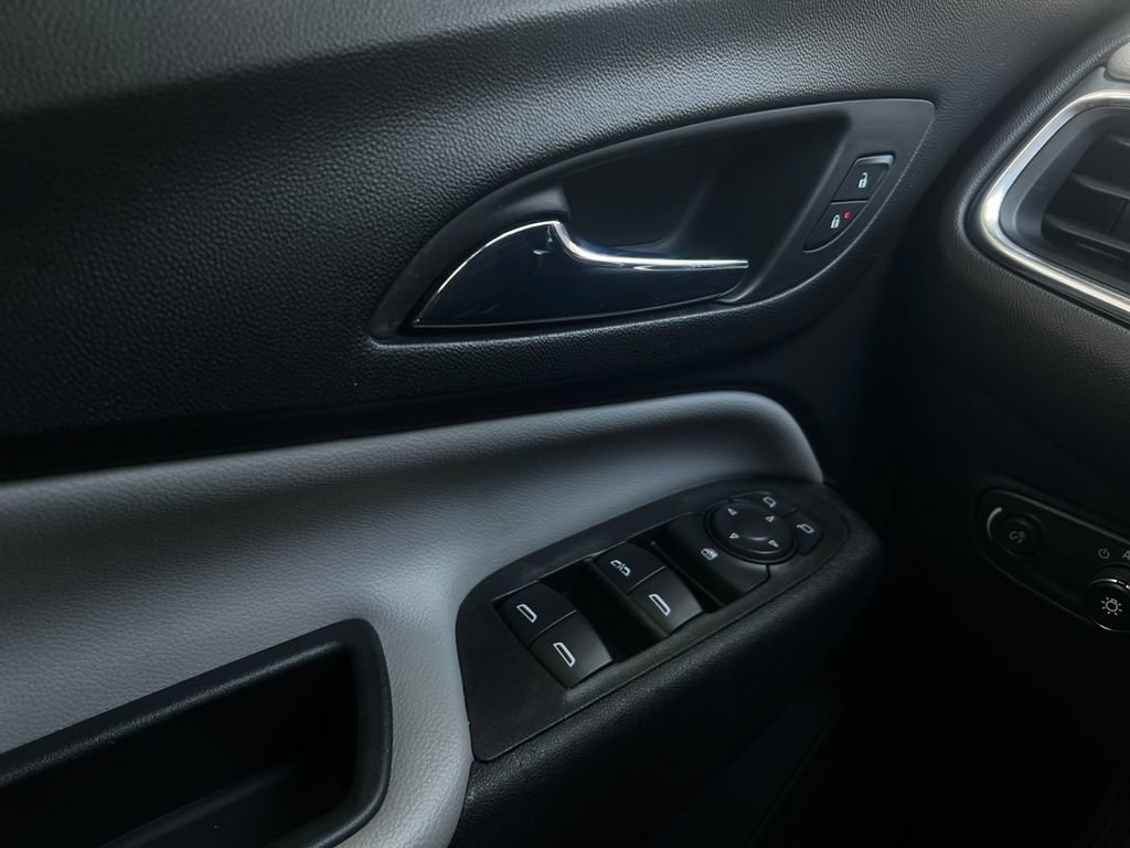 Used 2020 Chevrolet Equinox LS w/ LS Convenience Package FWD image 11