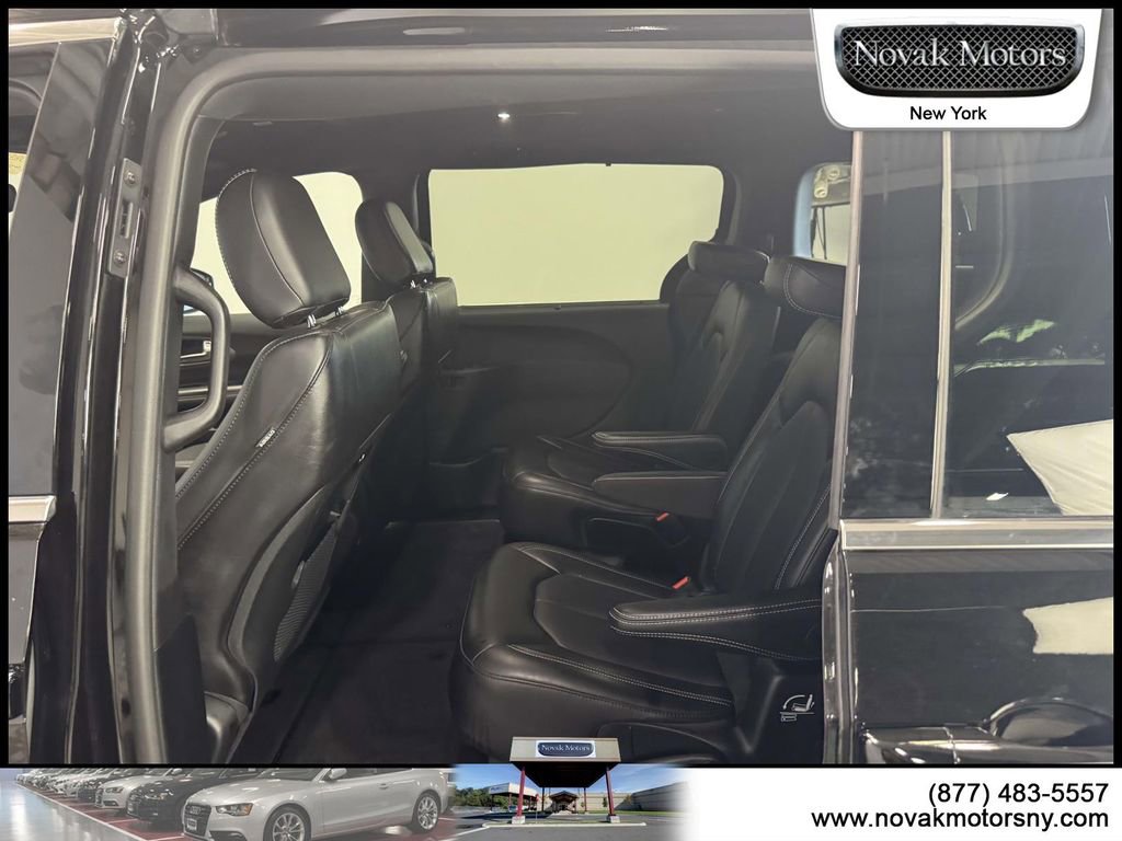 Used 2025 Chrysler Pacifica Select image 12