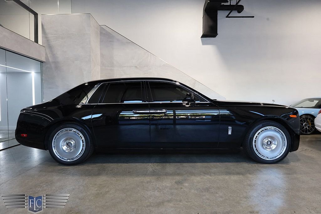 Used 2022 Rolls-Royce Phantom Sedan image 3
