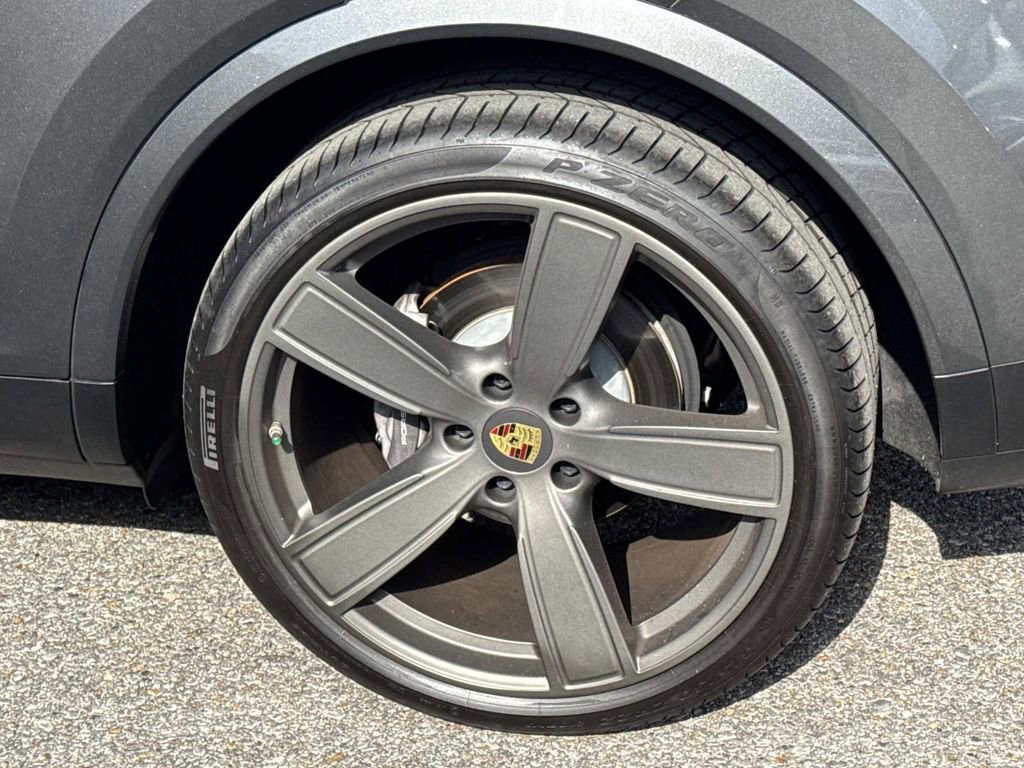 Used 2022 Porsche Cayenne Platinum Edition image 4