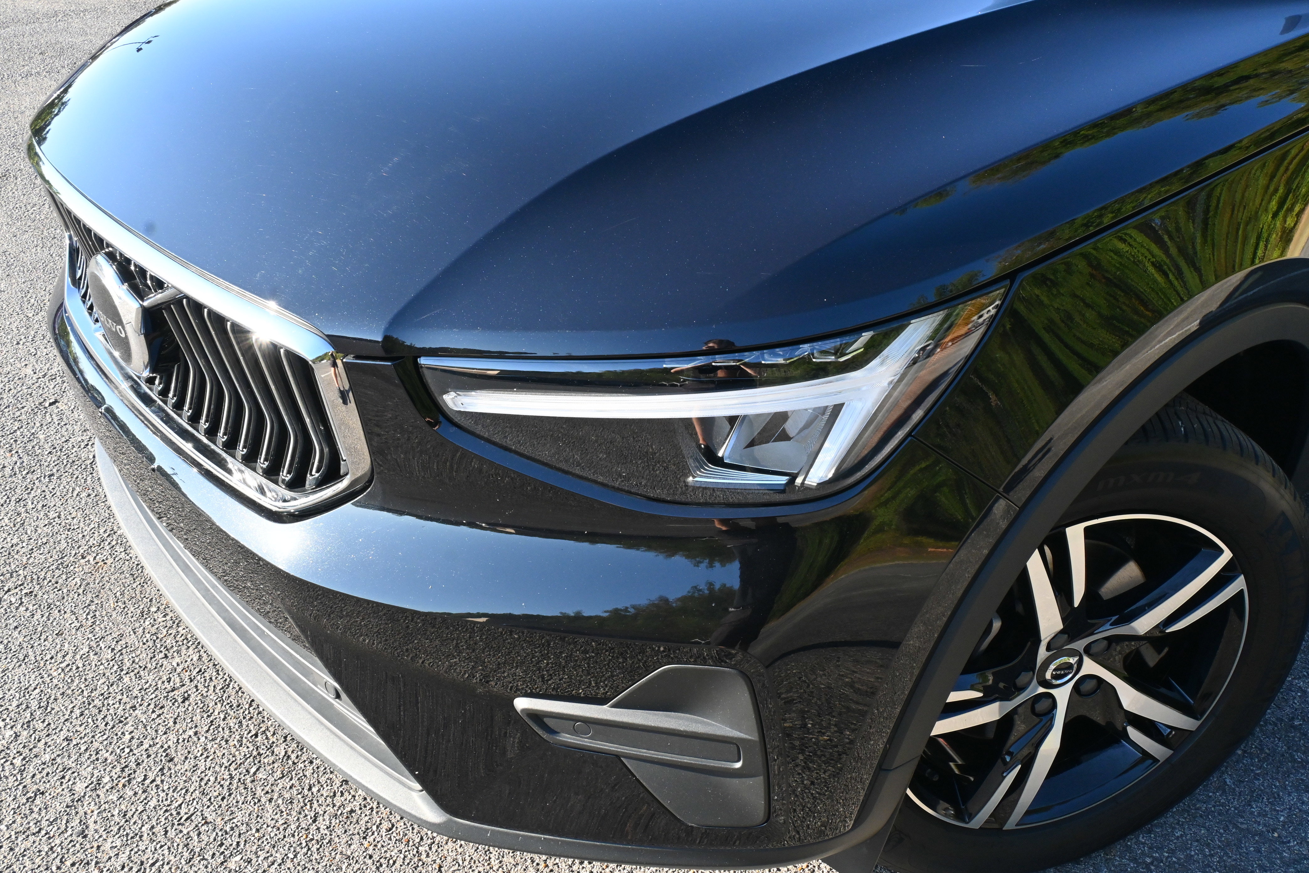 Used 2025 Volvo XC40 B5 Core image 13