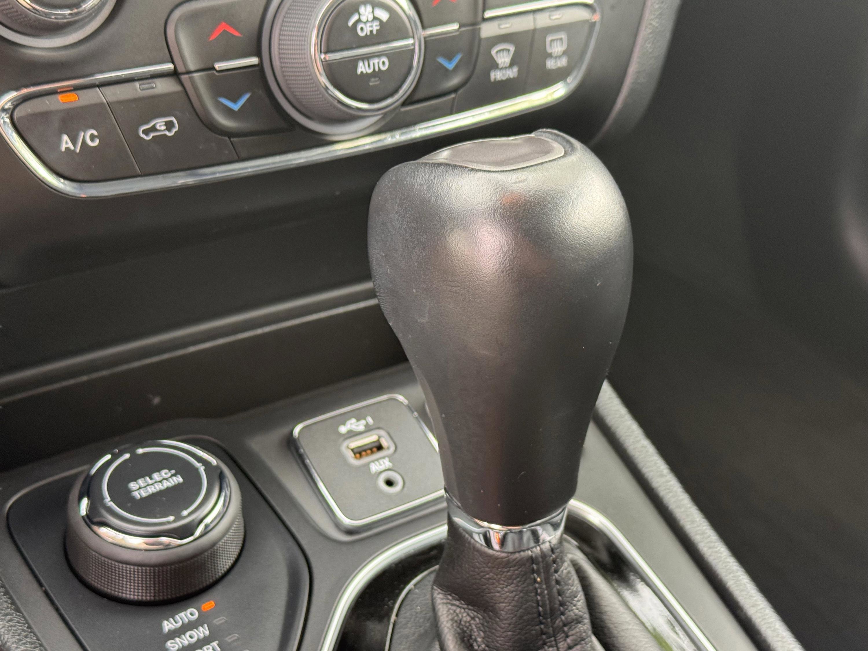 Used 2022 Jeep Cherokee Limited w/ Elite Package AWD/4WD image 23