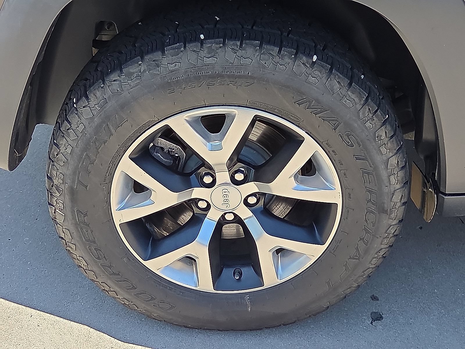 Used 2018 Jeep Cherokee Trailhawk AWD/4WD image 7