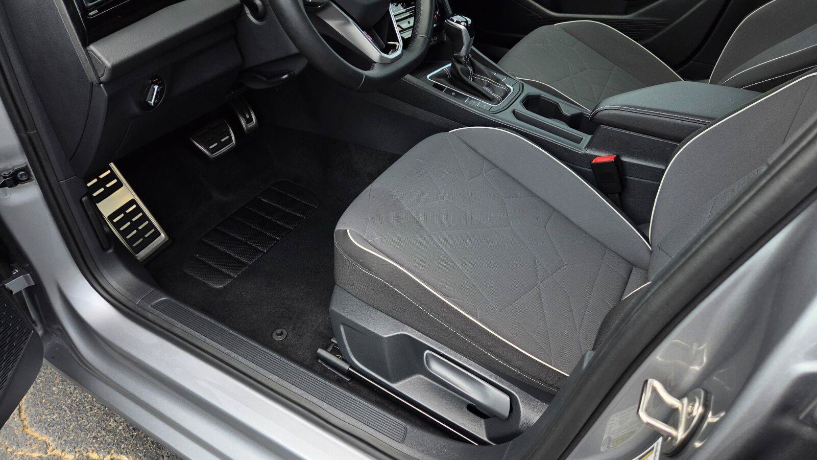 Certified 2025 Volkswagen Jetta Sport FWD image 22