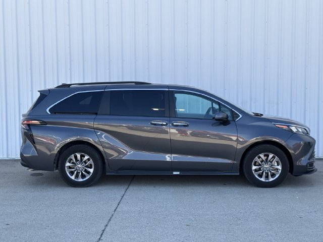 Certified 2025 Toyota Sienna XLE FWD image 3