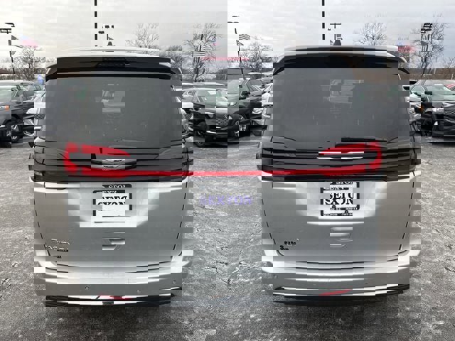 Used 2024 Chrysler Pacifica Touring-L image 6