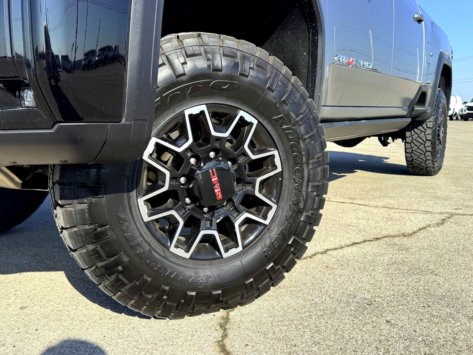 Used 2025 GMC Sierra 2500 AT4X image 2