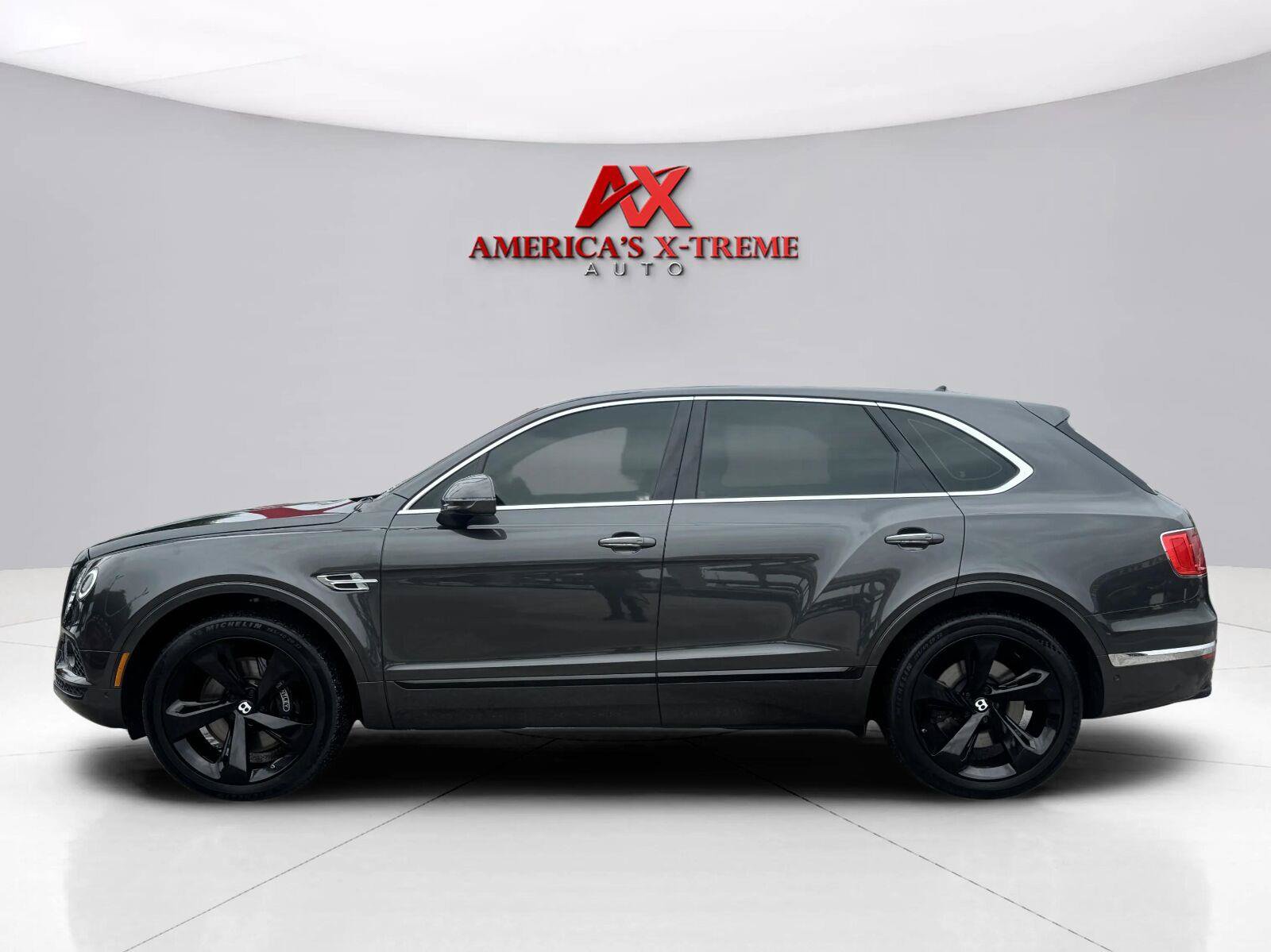 Used 2018 Bentley Bentayga AWD/4WD image 2