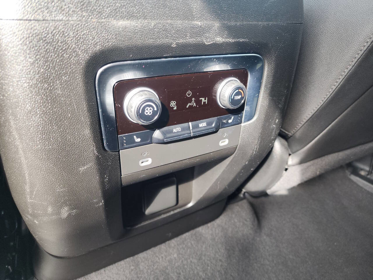 Used 2023 Chevrolet Suburban Premier image 19