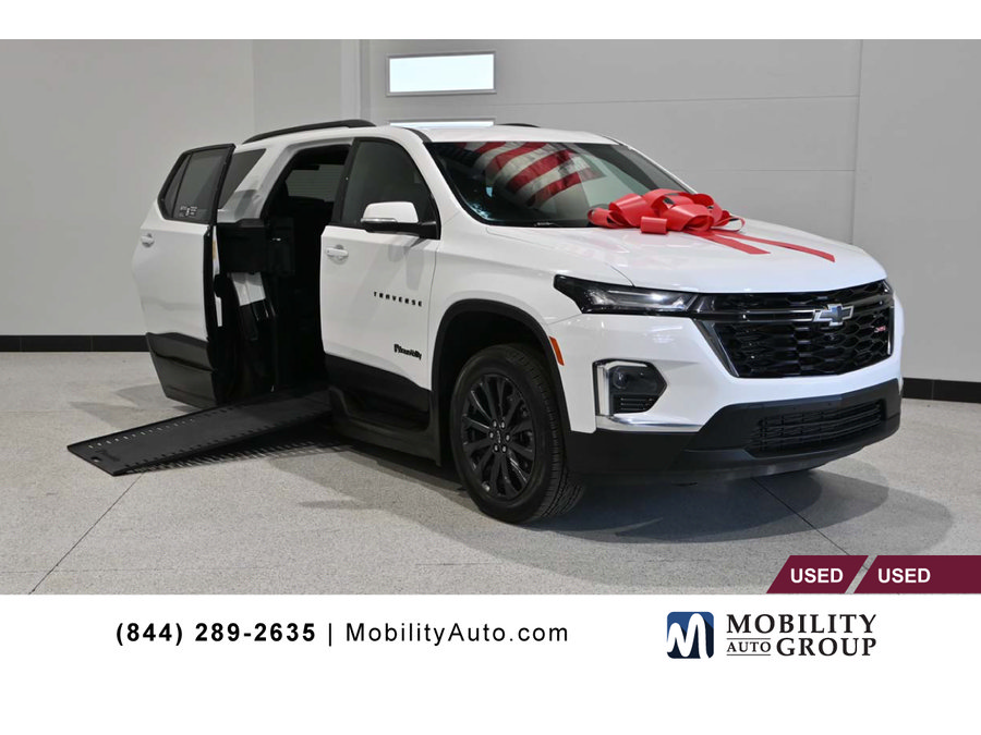 Used 2023 Chevrolet Traverse RS FWD image 1