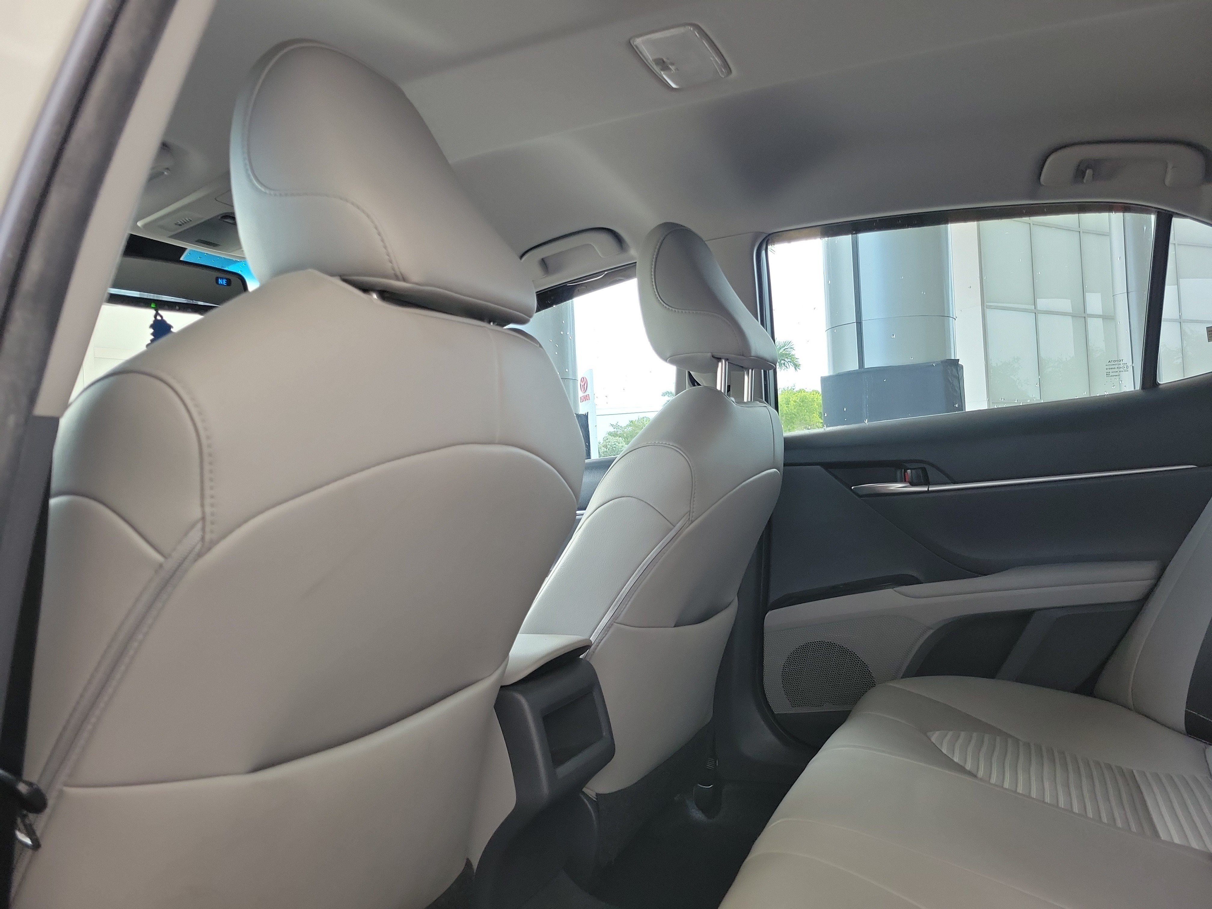 Used 2018 Toyota Camry SE w/ Convenience Package FWD image 11