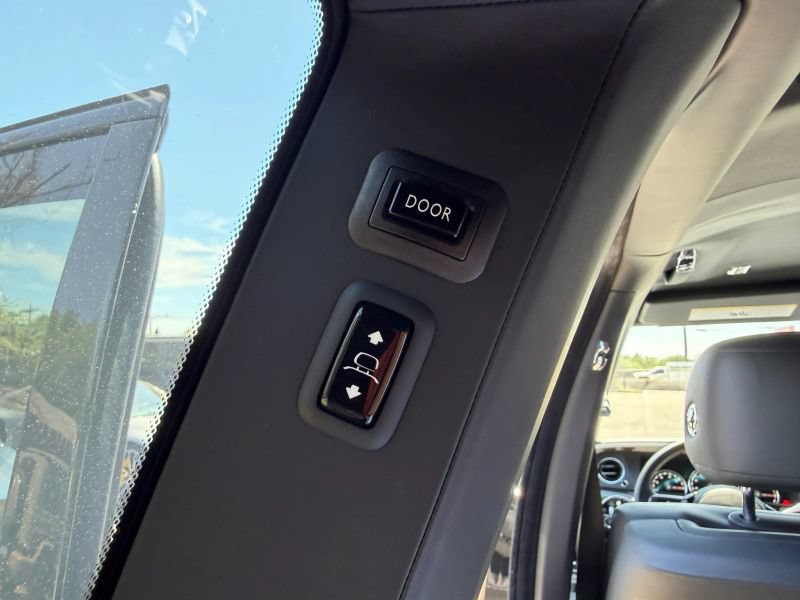 Used 2022 Rolls-Royce Cullinan Black Badge w/ Dark Exterior Package AWD/4WD image 19