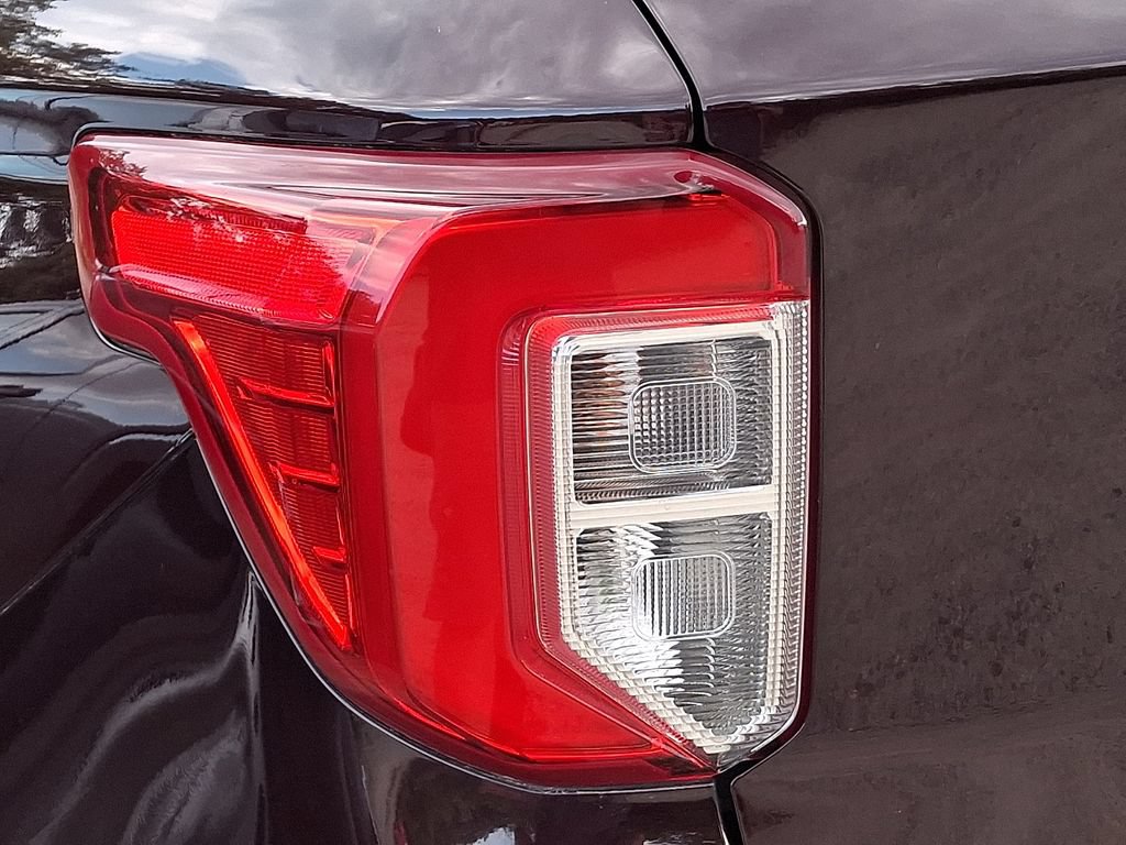 Used 2022 Ford Explorer XLT w/ Equipment Group 202A AWD/4WD image 9
