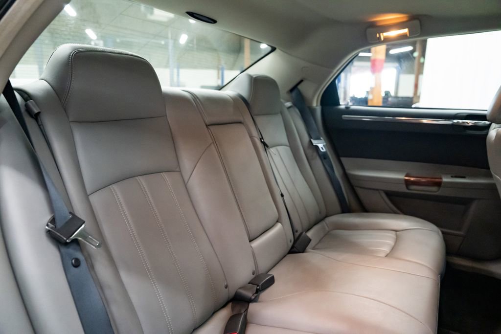 Used 2006 Chrysler 300 C w/ Protection Group II image 30