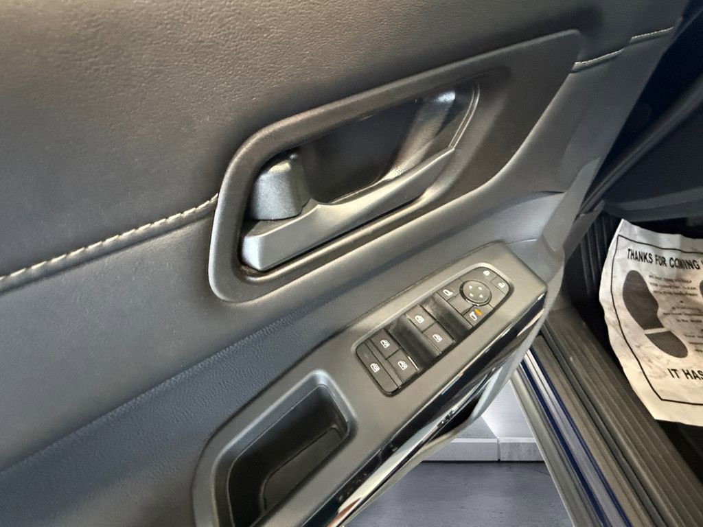 Used 2025 Nissan Pathfinder SV image 12