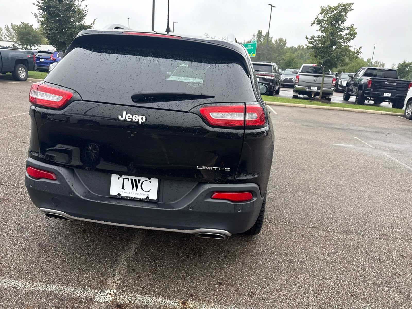 Used 2017 Jeep Cherokee Limited w/ Luxury Group FWD image 6
