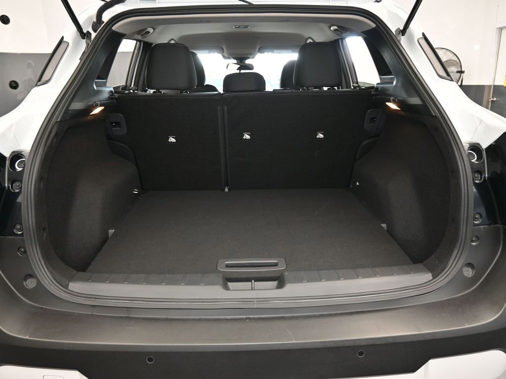 Used 2025 Nissan Kicks SV image 34