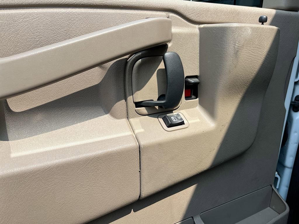 Used 2023 GMC Savana 3500 Extended w/ Driver Convenience Package image 16