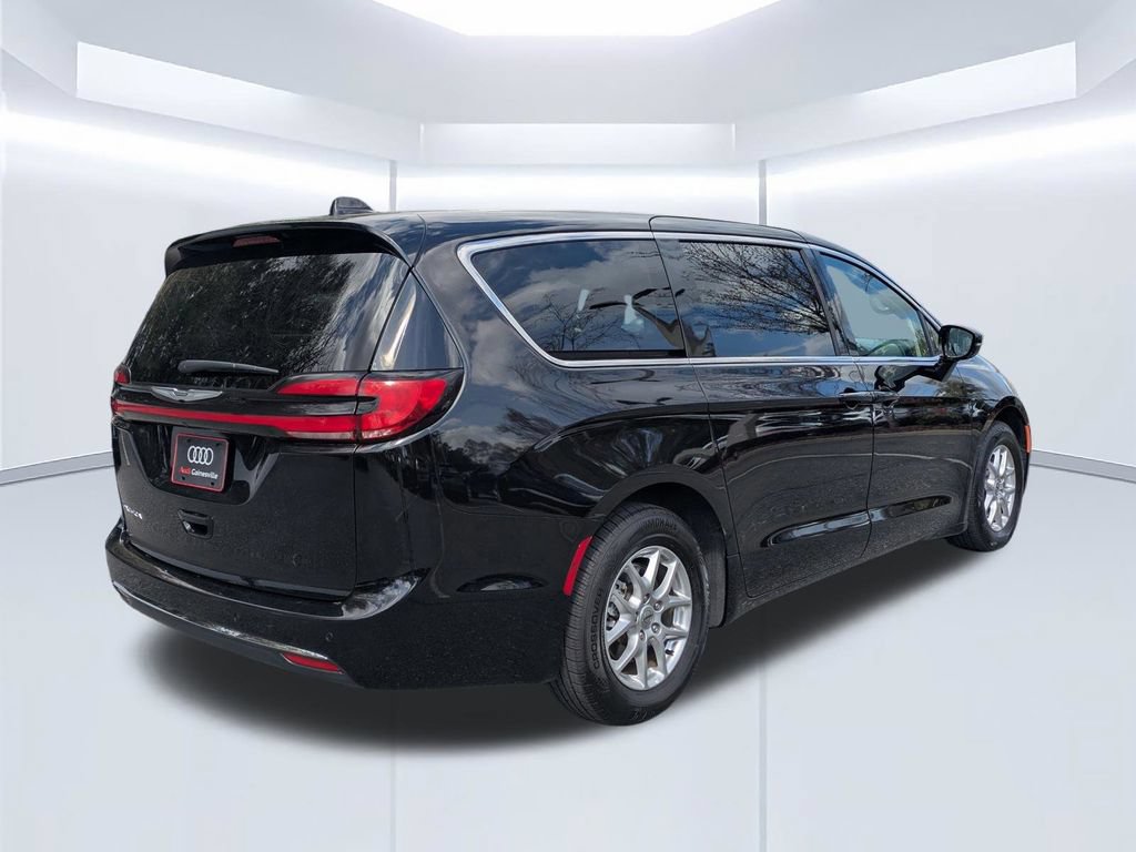 Used 2024 Chrysler Pacifica Touring-L FWD image 2