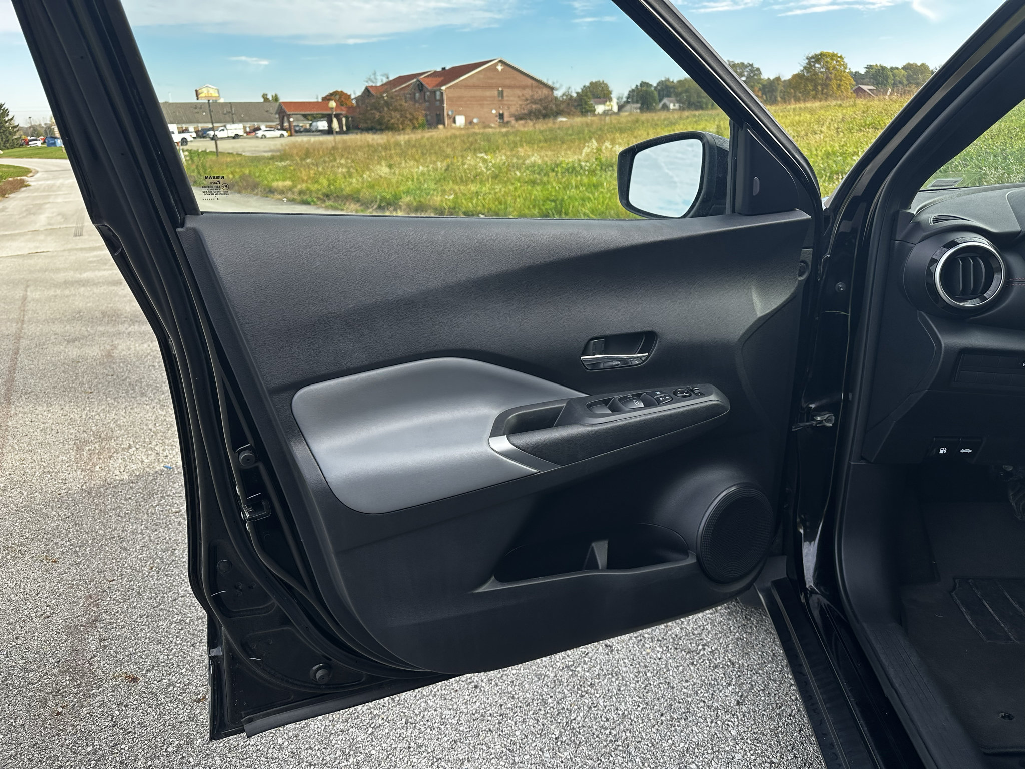 Used 2023 Nissan Kicks SR w/ SR Premium Package FWD image 9