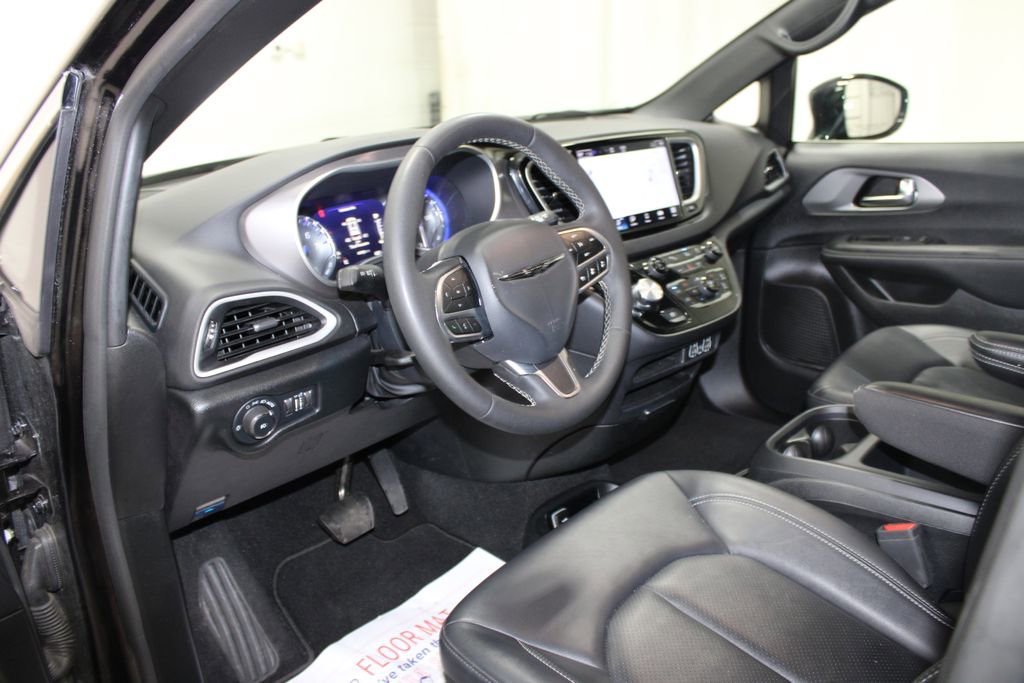 Used 2025 Chrysler Pacifica Select image 16
