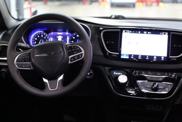 Used 2025 Chrysler Pacifica Select image 16