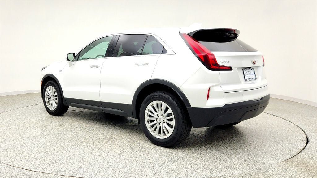 Used 2024 Cadillac XT4 Luxury w/ Cold Weather Package FWD image 7