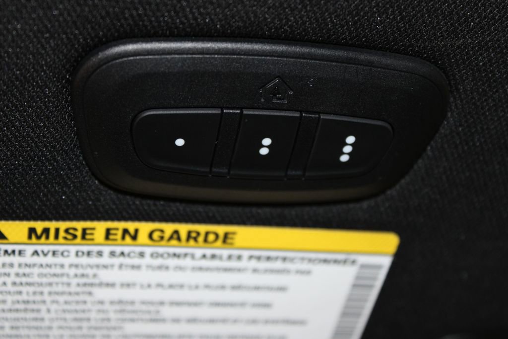 Used 2025 Chrysler Pacifica Select image 42