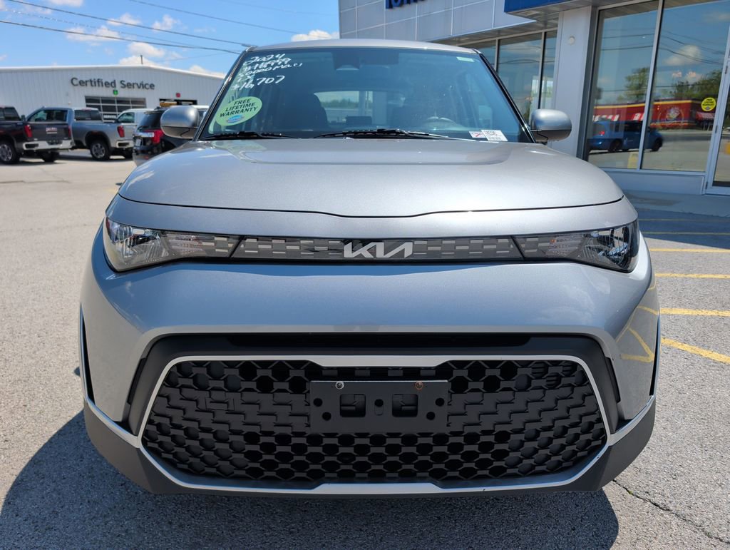 Used 2024 Kia Soul LX w/ Option Group 015 FWD image 2