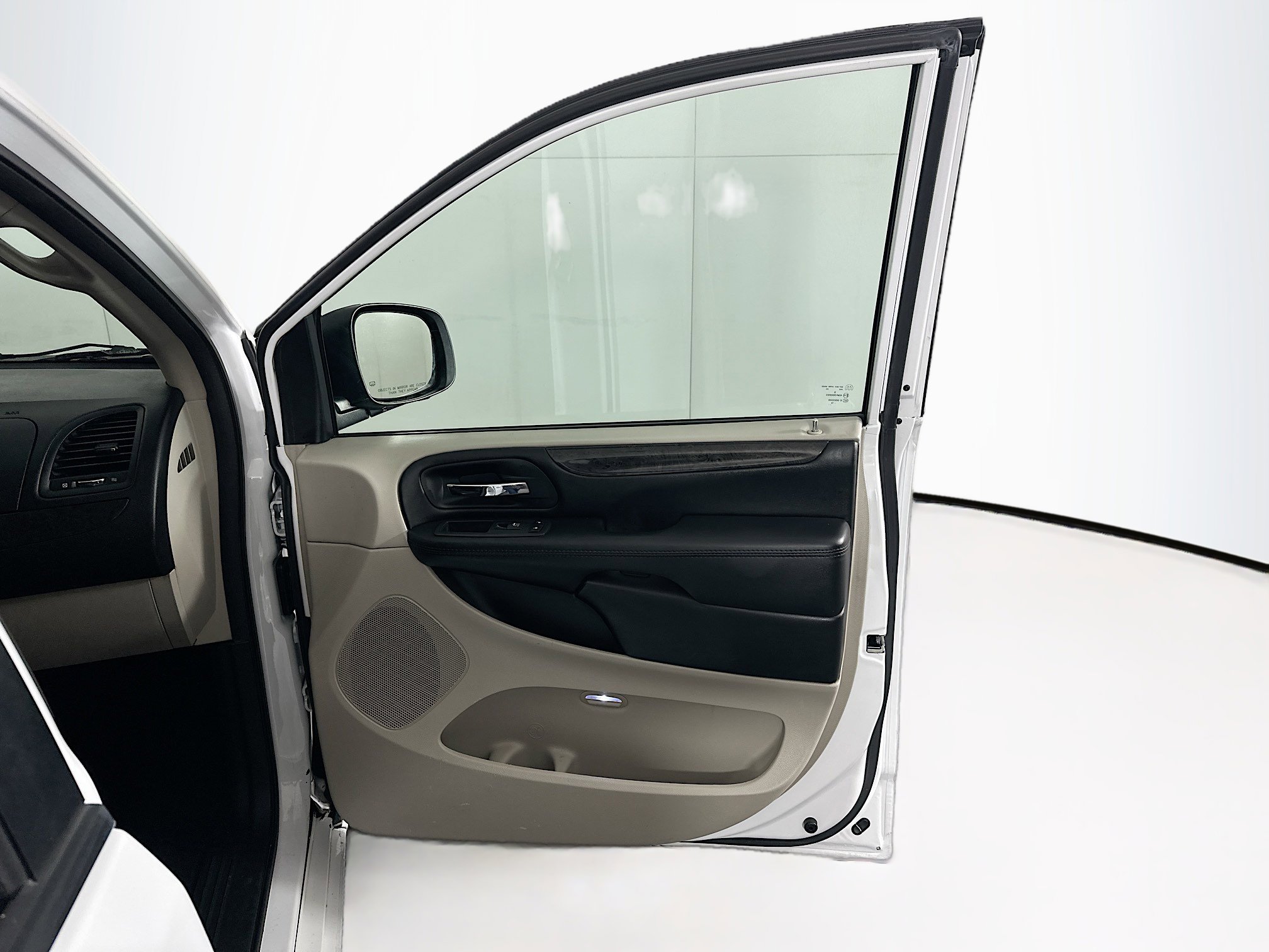Used 2019 Dodge Grand Caravan SE w/ UConnect Hands-Free Group image 30