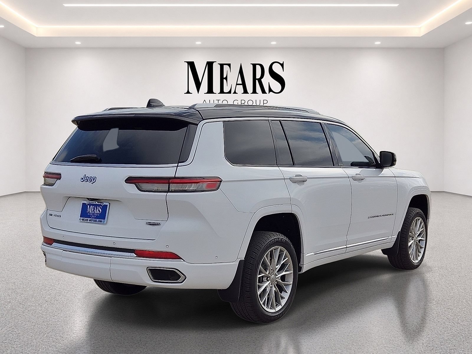 Used 2023 Jeep Grand Cherokee L Summit w/ MOPAR Finishing Package AWD/4WD image 5