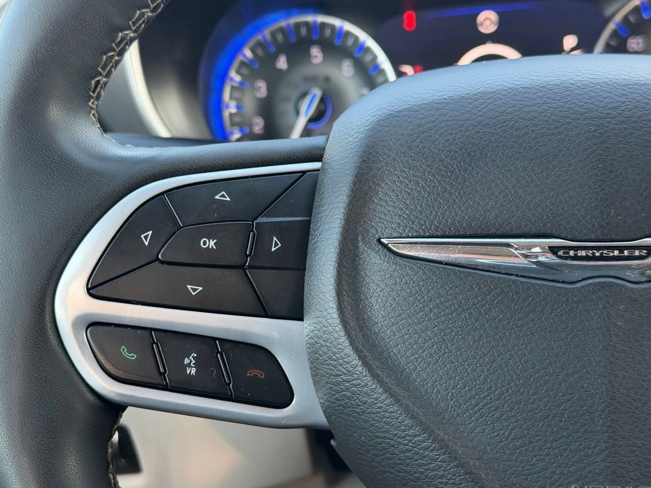 Used 2023 Chrysler Pacifica Touring-L FWD image 17
