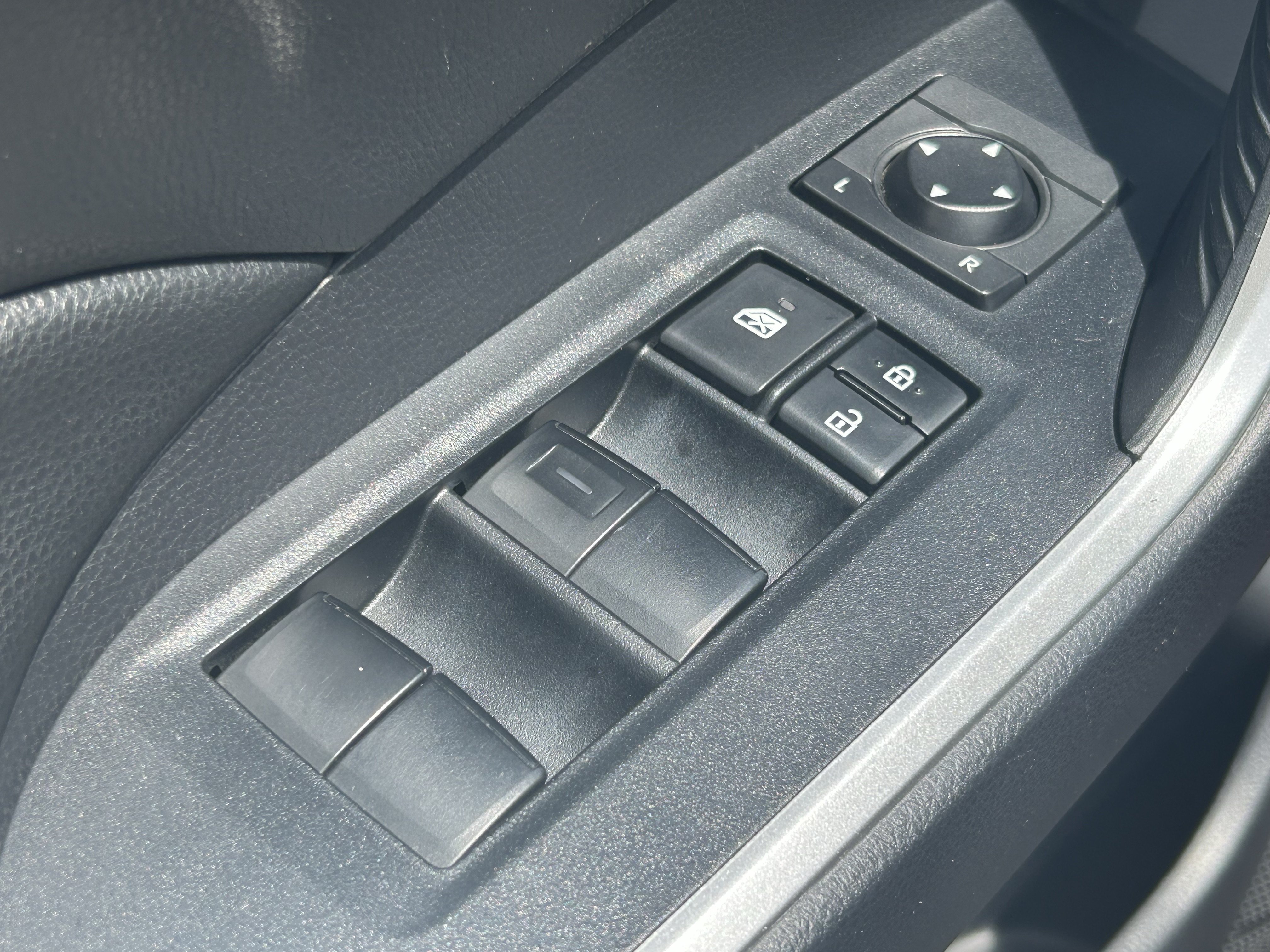 Used 2019 Toyota RAV4 LE AWD/4WD image 16