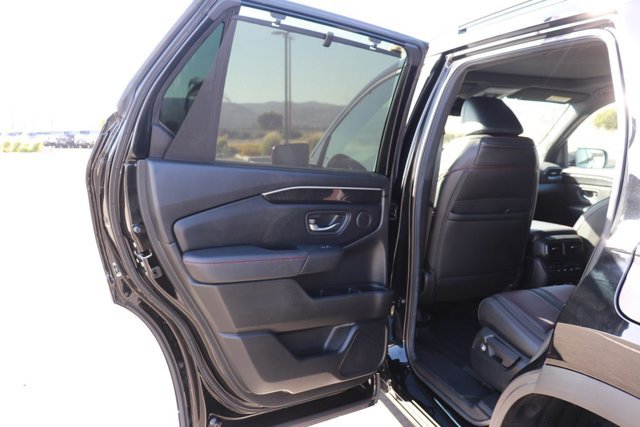 Certified 2025 Honda Pilot Black Edition image 18