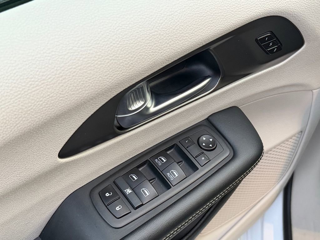 Used 2024 Chrysler Pacifica Touring-L image 17